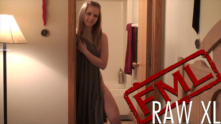 RAW XL: Texting With Your Mouth Full