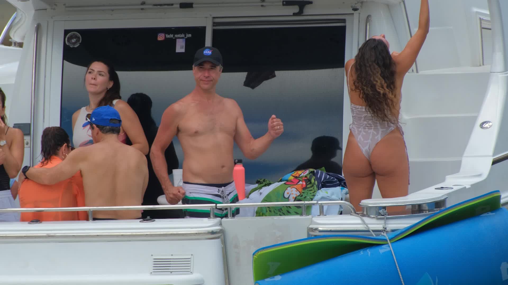 Pretty Lady Dances and Strikes Poses, Turning the Waves into a Dance Floor! 💃🚤🌊